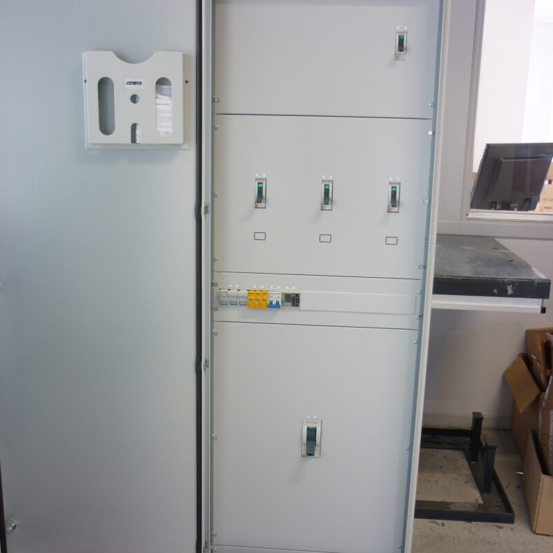 Cenika el.tavle med døren åpen. El.tavlen inneholder chint effektbrytere, chint automater og overspenningsvern. Tavlen er 230V. Bygget av Elmento AS.